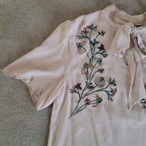 Aritzia Little Moon Zinnia Floral Embroidered Tie-Neck Blouse size medium - Picture 7 of 12